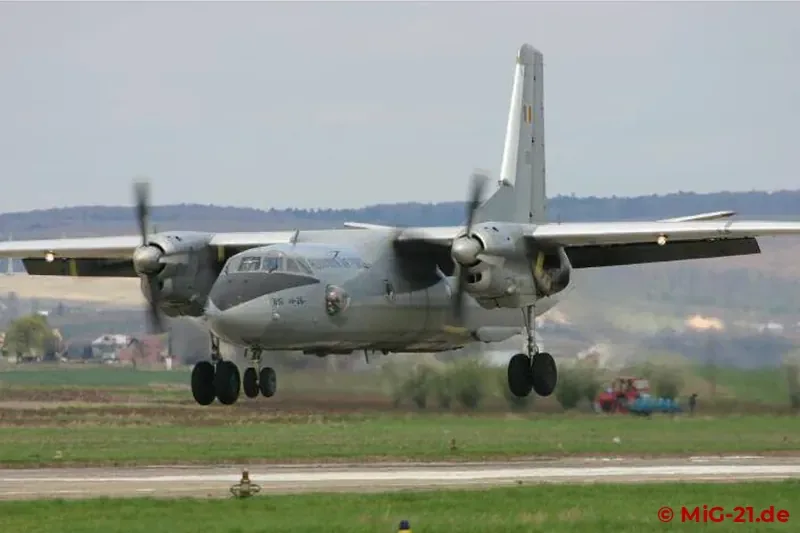 Eine An-26 trainierte Anflüge auf den Platz.