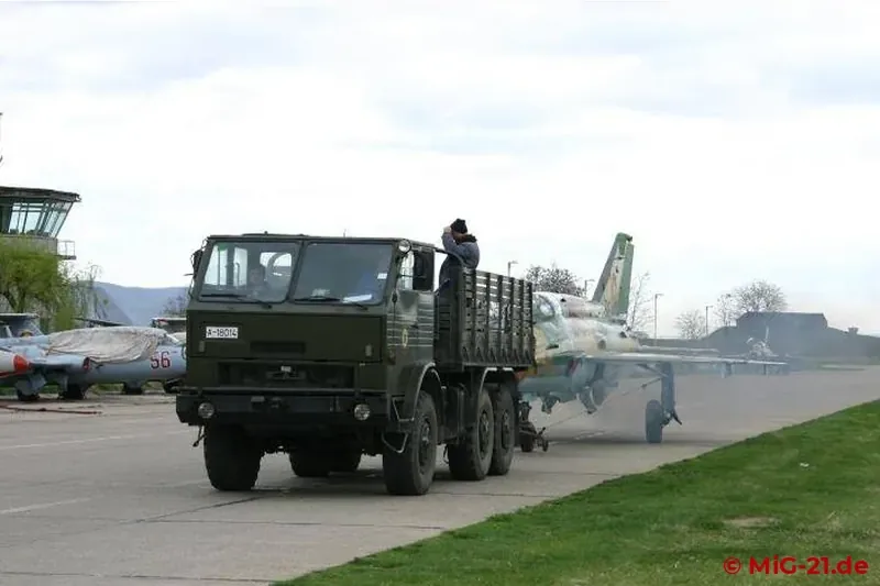 Lokale Besonderheit von Bacău: die Betankung der Flugzeuge erfolgt an einem Ende des Platzes, die …