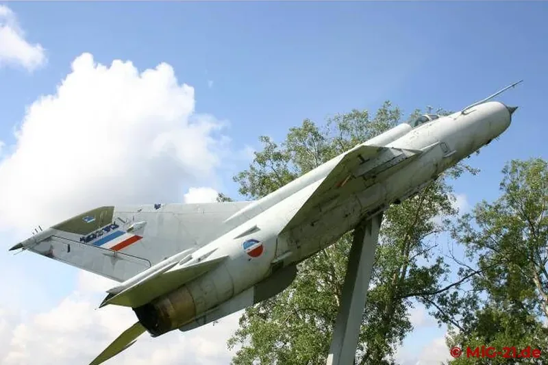 MiG-21M-Monument am Eingang der Basis.