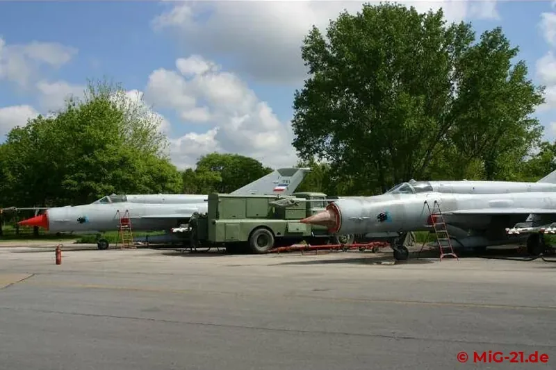 Zwei MiG-21bis, jeweils mit vier R-60-Raketen bewaffnet, stehen im DHS.