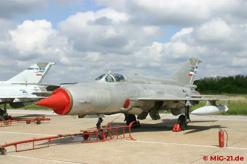 Diese zum Aufklärer umgebaute MiG-21M ersetzt die MiG-21R bei der 353. izvidjacka avijacijska eskadrila …