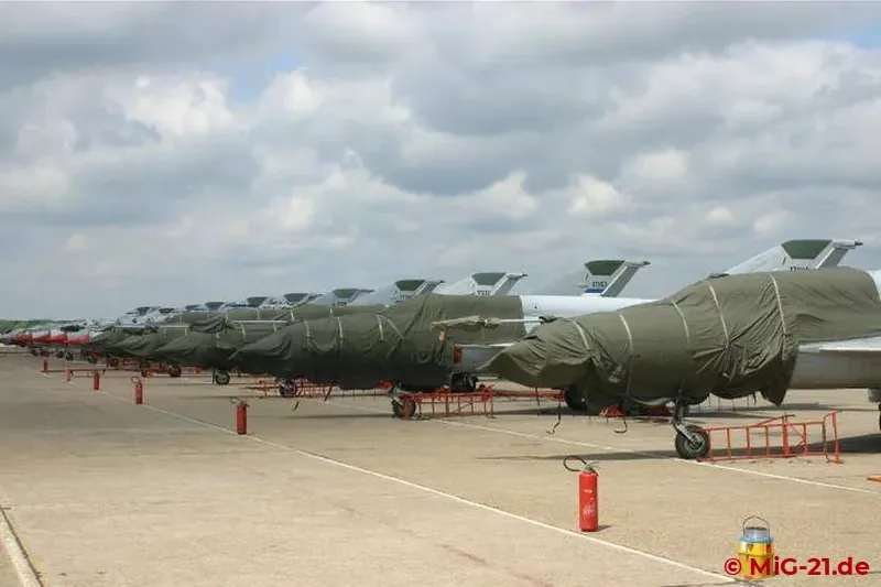 Alle aktiven MiG-21 der serbisch-montenegrinischen Luftstreitkräfte / Luftverteidigung sind in Batajnica …