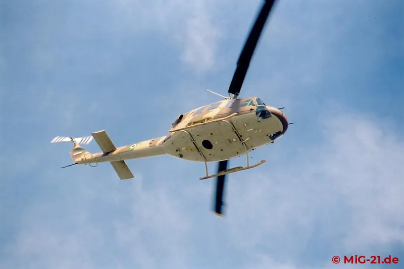 Zusammen mit einem Bell 214C warfen zwei Bell 214A Blumen und bunte Papierschnipsel über den Massen ab. Mit …