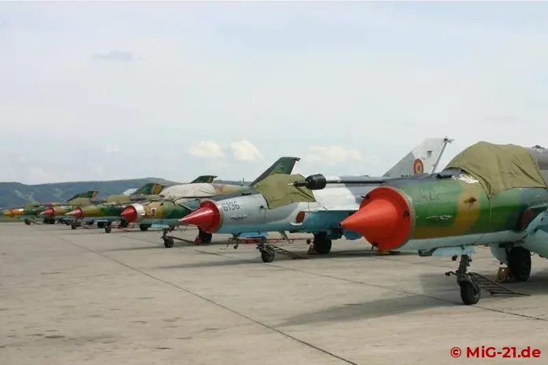 In Câmpia Turzii gibt es keine geschlossenen Deckungen. Sämtliche Flugzeuge sind im Freien aufgestellt.