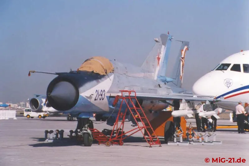 Auf Kundensuche bei den zahlreichen MiG-21-Nutzern im arabischen Raum: MiG-21-93 in Dubai 1999.