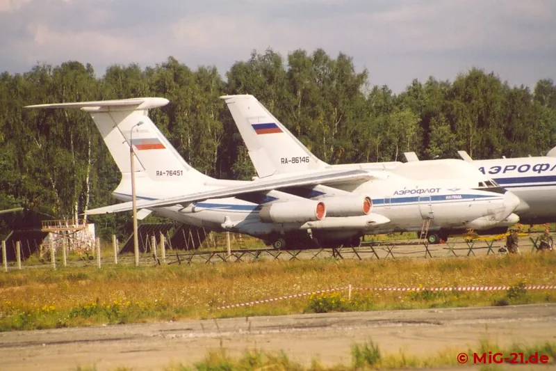 Die wahren Highlights der Veranstaltung waren überall am Rande des Flugfelds zu sehen: fliegende …