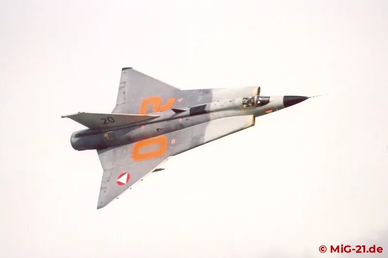 ... eine österreichische J-35 Draken ...