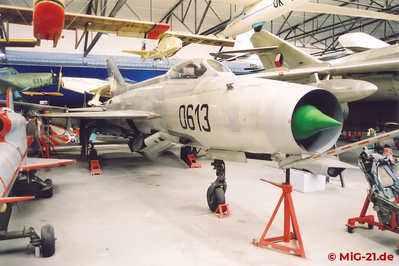 Die bestens erhaltene MiG-21F-13 in einer der Ausstellungshallen des Museums.