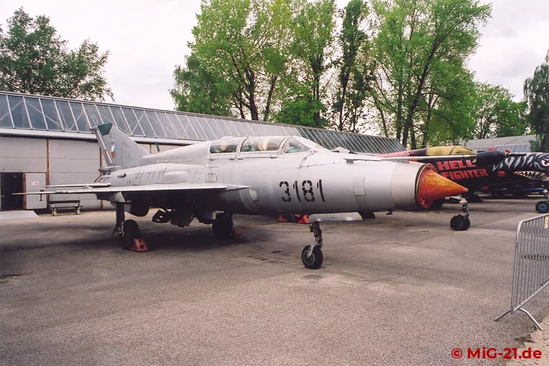 ... und eine MiG-21UM.