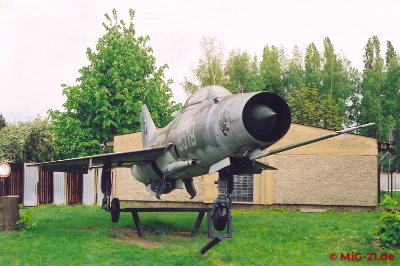 Vor dem Werkseingang von LOM Prag steht diese MiG-21F-13 in einer nicht originalgetreuen Bemalung.