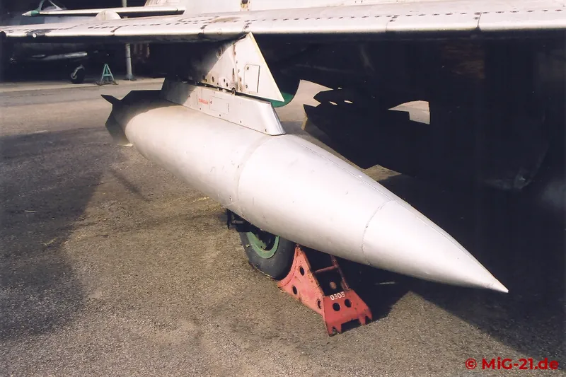 An der MiG-21PF des Museums ist dieser Behälter bisher unbekannter Zweckbestimmung befestigt.