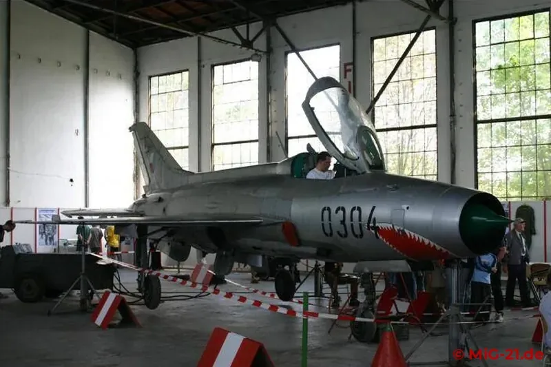 Die sehr gut erhaltene MiG-21F-13 0304 war ständig von Besuchern umlagert.