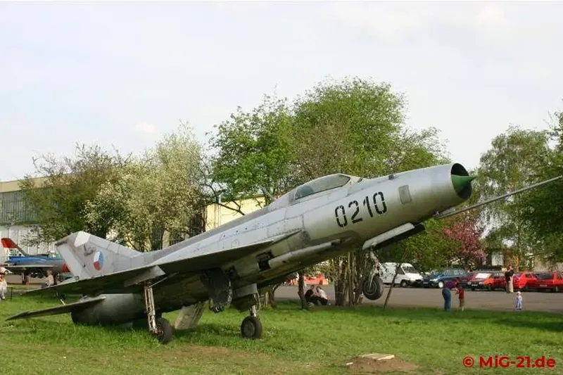 Die 0210 steht als Monument auf der Stará Aerovka.