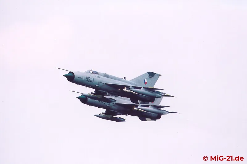 Zum letzten Mal überflogen tschechische MiG-21 Prag.