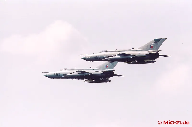 Zum letzten Mal überflogen tschechische MiG-21 Prag.