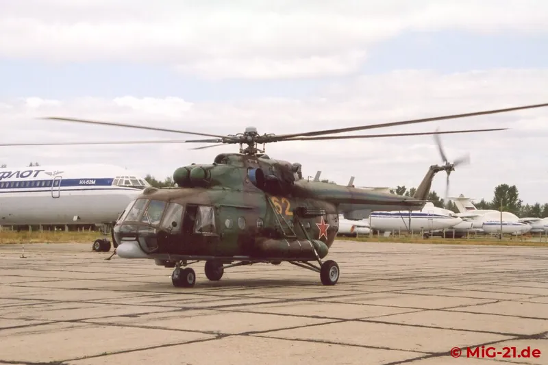... gefolgt von Mi-8 und Mi-17 (hier im Bild) mit Fallschirmspringern und ...