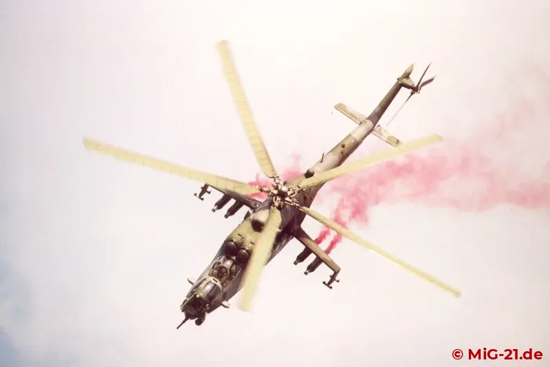 ... waren Vorführungen von tschechischen (hier im Bild) und slowakischen Mi-24 ...