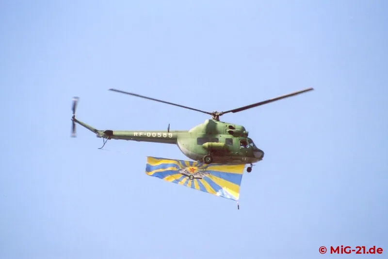 Das Flugprogramm wurde eröffnet von Mi-2, ...