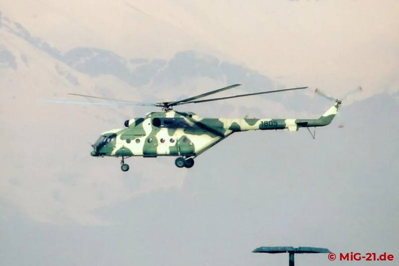 ... und einem erst kürzlich gelieferten Mi-8MTW-5 mit einer neugestalteten Heckladeluke. Beide Mi-8 trugen …