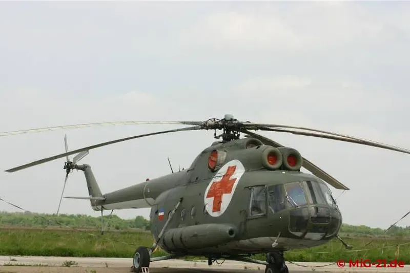 ... sowie zahlreiche Transportflugzeuge und Hubschrauber, u.a. dieser Mi-8.