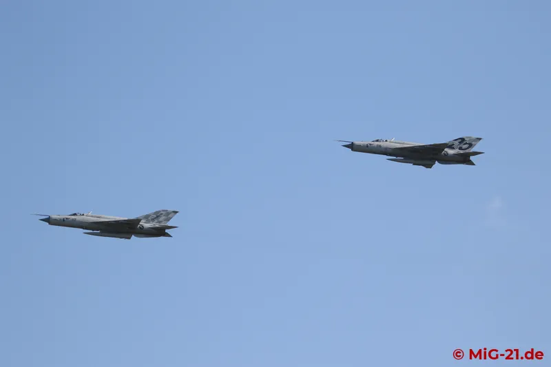 About 40 minutes after take-off, the two aircraft reappear ...