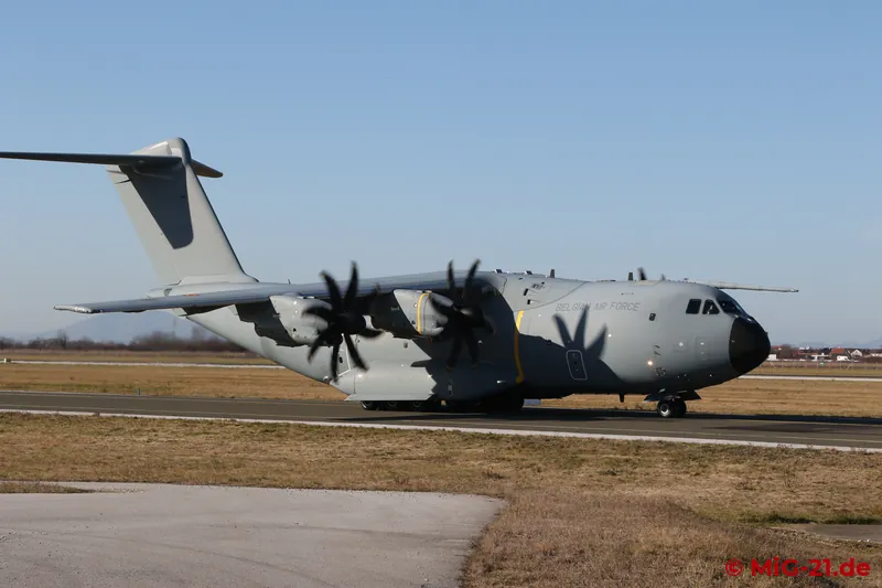 ... startet eine belgische A400M zu einem der regelmäßigen Waffentransporte für die Ukraine.