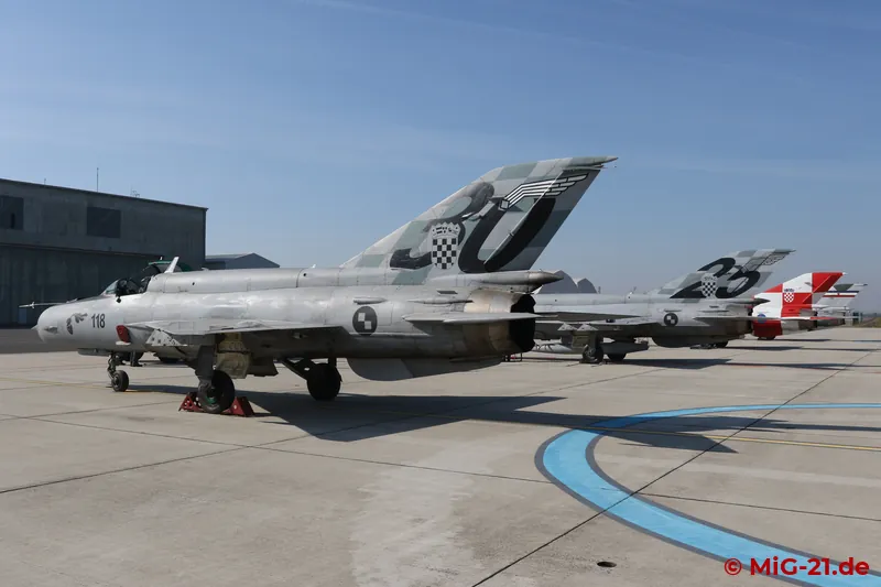 Zweimal wurde eine MiG-21 aus Anlaß eines runden Geburtstag der HRZ mit der aktuellen Jahreszahl am linken …