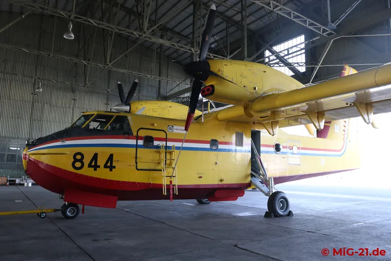 Für die kroatische Flotte von Feuerlöschflugzeugen der Typen Air Tractor AT-802 und Canadair CL-415 (hier im …
