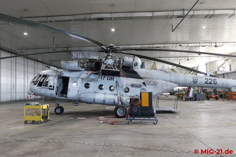 Während die MiG-21 im Hangar von Pleso nur noch abgestellt sind, finden an zwei Mi-171 aus Lucko gegenwärtig …