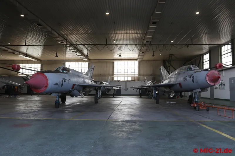 Während die MiG-21 im Hangar von Pleso nur noch abgestellt sind, finden an zwei Mi-171 aus Lucko gegenwärtig …