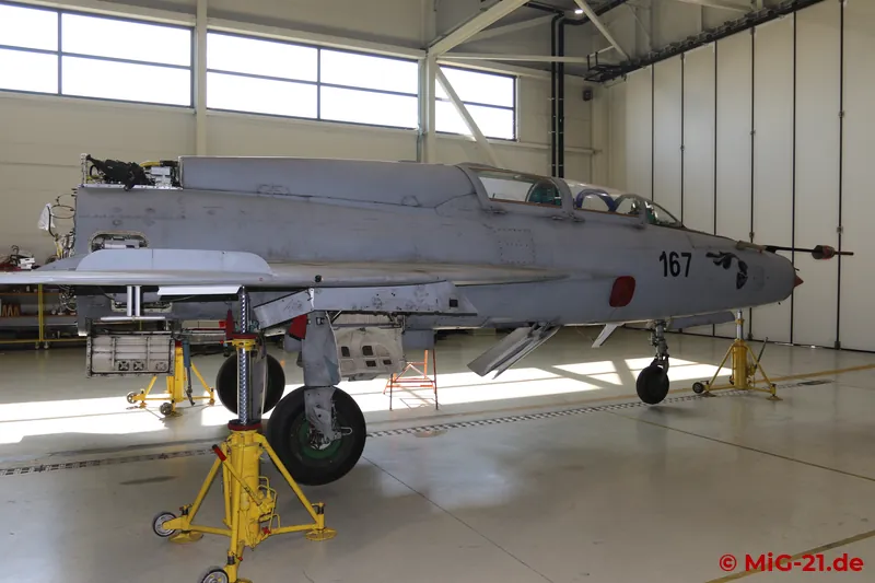 Als erste der zuletzt aktiven Maschinen erhält die MiG-21UMD 167 einen Platz im Museum. Hier wird sie auf …