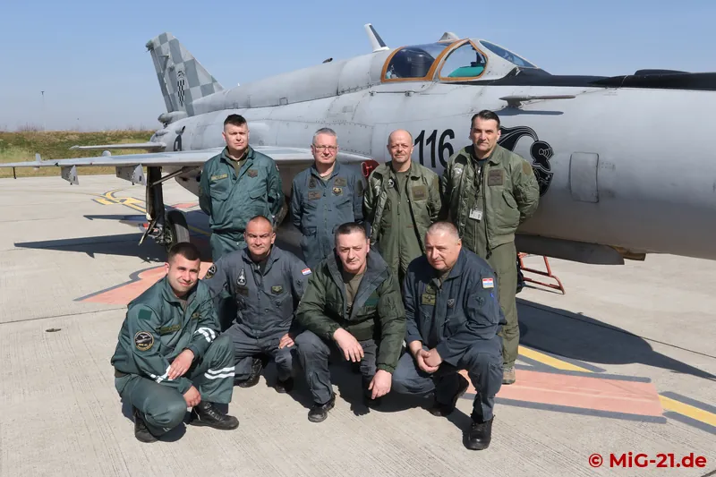 Gruppenbild vor MiG-21: Piloten und Techniker der 191. Eskadrila Lovačkih Aviona mit ihrem langjährigen …
