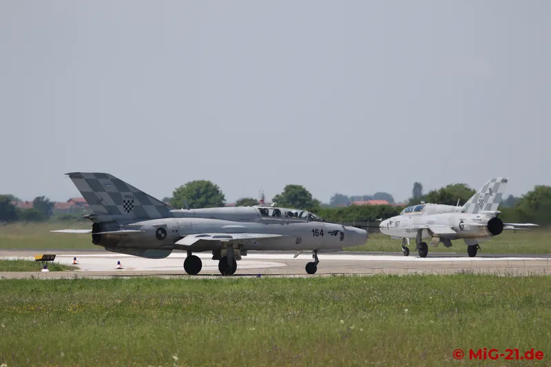 Shortly before noon the two two-seaters then take off for the next (and, for the author , last) round.