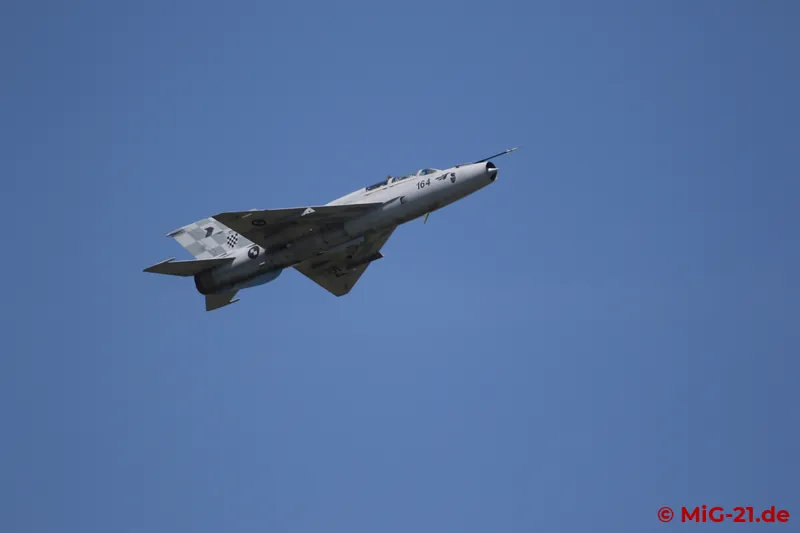This wave takes off a few minutes later than planned, and while the first aircraft comes out somewhat better …
