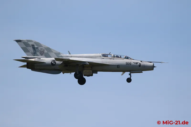 ... and the second aircraft. Even if the light is not optimal, at least frame-filling pictures succeed thanks …