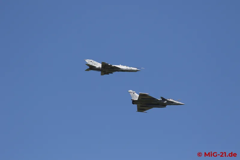 A few minutes later both aircraft fly over the airfield as a pair. While the MiG-21 ...