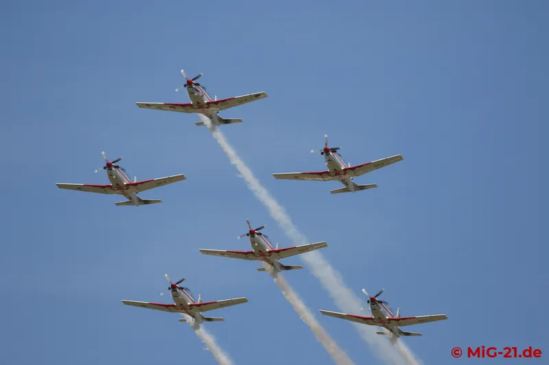 The flying displays begin with the Krila Oluje.