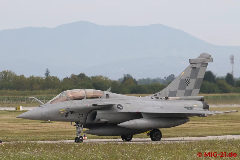 Fast eine halbe Stunde früher als beim Training am Vortag rollt (eigentlich eher: schleicht) die erste Rafale …