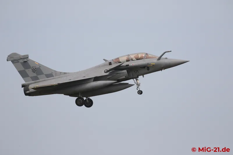 Mit der MiG-21 landet der Rafale-Doppelsitzer und nochmals eine Stunde vergeht, ...
