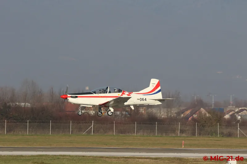 Der Tag am Flugplatz beginnt mit der Ankunft einiger PC-9 - eher ein "lästiger Beifang" - aber dann ...