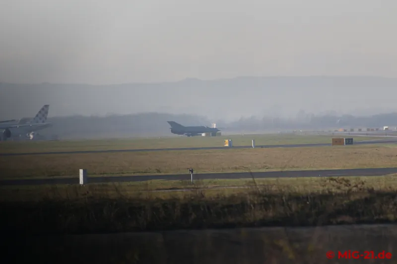 ... ist im Funk bereits die Ankündigung der MiG-21 zu hören und tatsächlich naht sie am anderen Ende der Bahn …