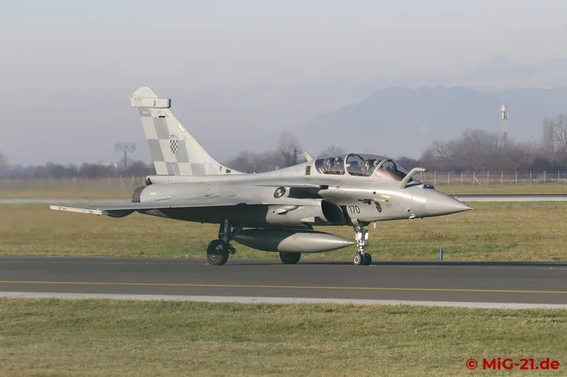 Vornweg rollen drei Rafale, ein Doppelsitzer, ...