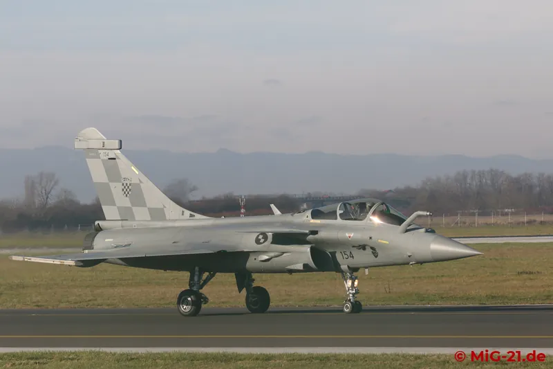 ... die sich nacheinander zum Taxiway bewegen ...