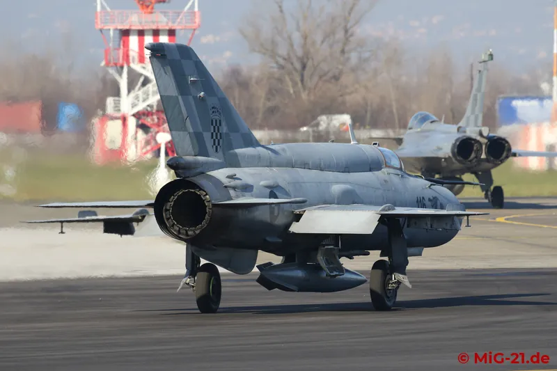 Die MiG-21 folgt den Rafale zur Bahn ....