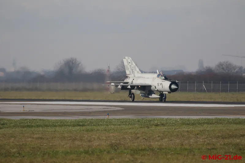 Bis zuletzt hatte er gehofft, daß wenigsten die MiG-21 auf seiner Seite landen würde, aber diese Hoffnung …