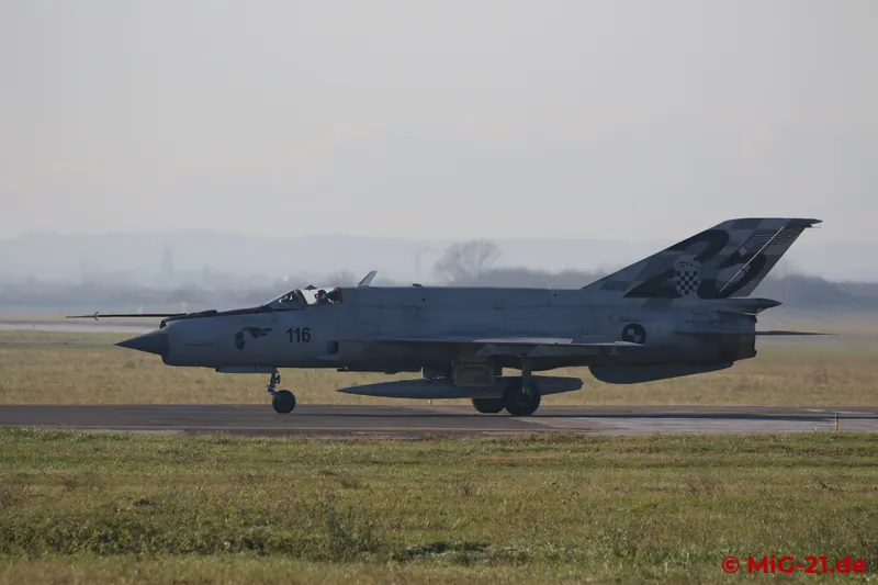 ... und so bleibt als letzte Impression eine MiG-21 im Gegenlicht ...
