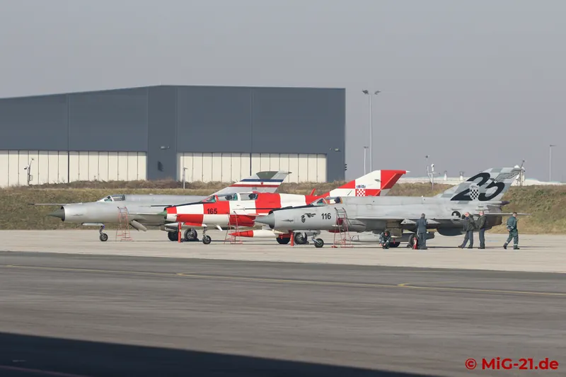 Drei besondere MiG-21 sind aus Anlaß unseres Besuchs an der Vorstartlinie aufgereiht: während die MiG-21R …