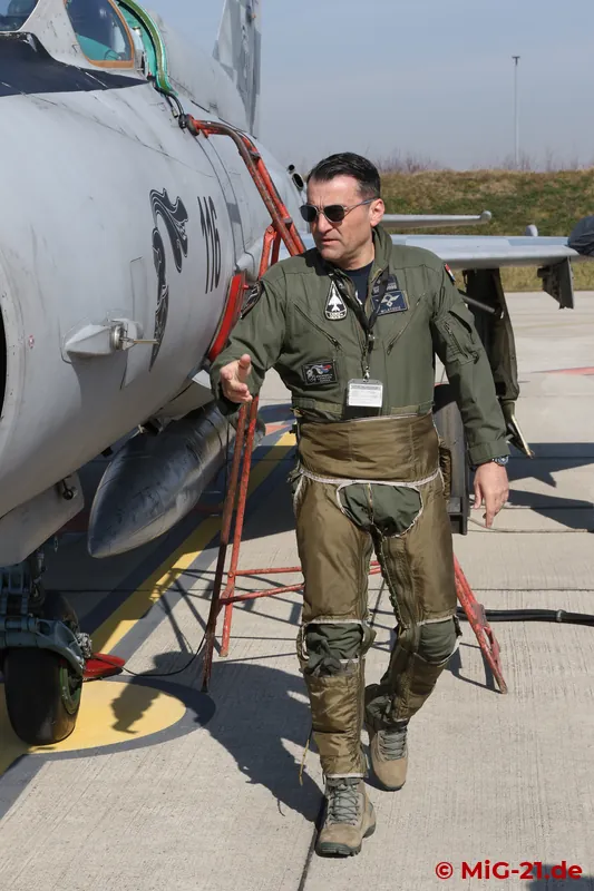 Oberstleutnant Milatović beim Rundgang um seine Maschine. Als erfahrener Pilot, der schon mehrfach kritische …