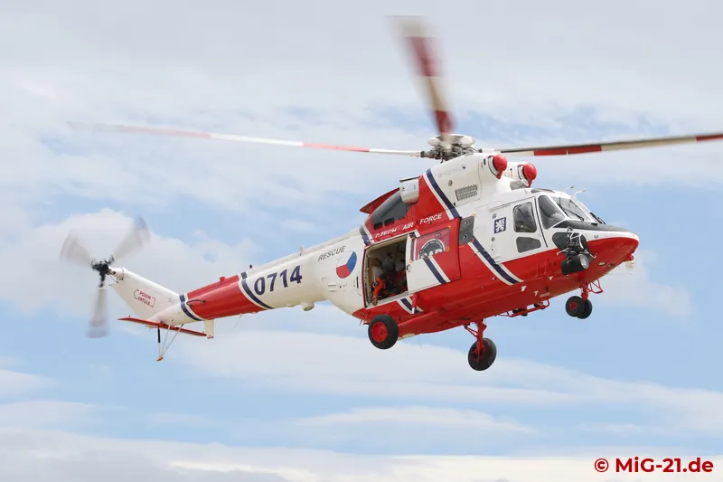 It not only led the formation but also opened the Flying Challenge: W-3A 0714 of the local 243rd vrl.