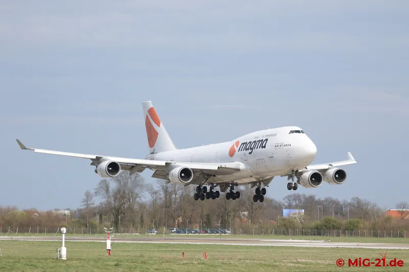 Während des Wartens auf die Rückkehr der beiden Maschinen landet tatsächlich eine Boeing 747 - ein Anblick …
